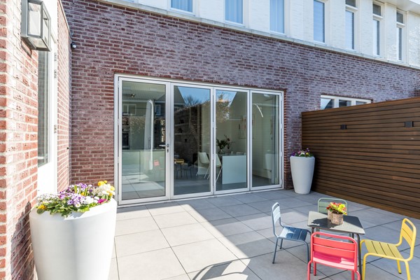 Foto - Te koop: In een rustige en kindvriendelijke woonomgeving staat deze moderne geschakelde twee-onder-een-kapwoning (bouwjaar 2011) met aangebouwde stenen garage, stijlvolle overkapping, vier slaapkamers, twee...